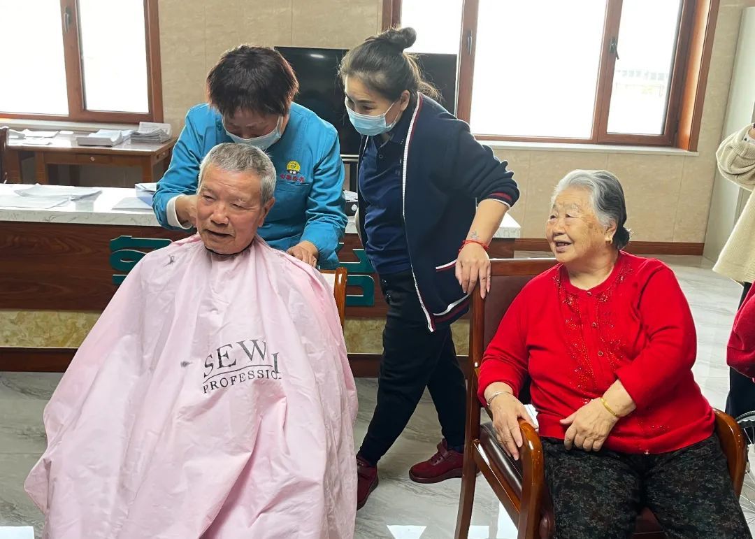 【二月二龙抬头】8188www威尼斯为老人理发，祈愿一年好兆头！